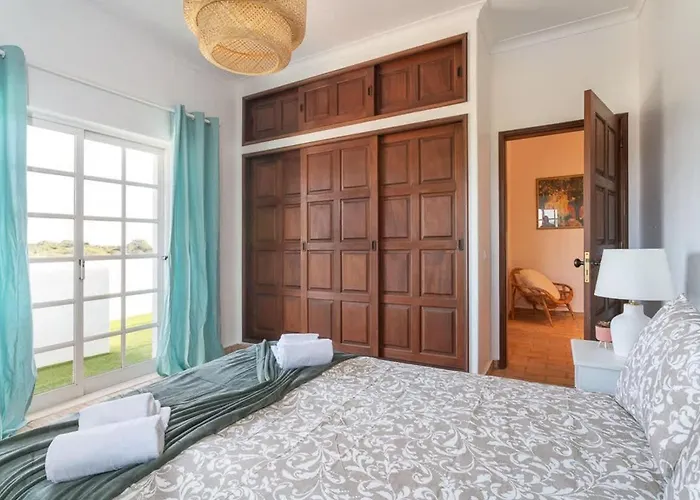 Spacious Swimming Pool By Hostwise 펜션 라고아