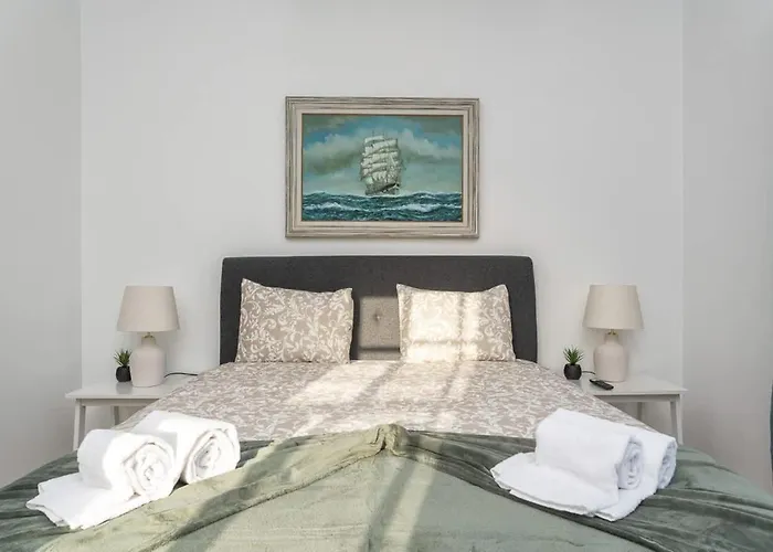 Spacious Swimming Pool By Hostwise * 拉戈阿