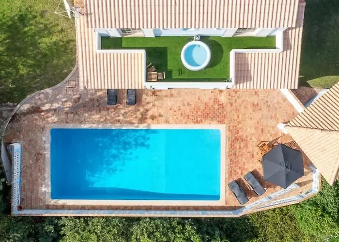Spacious Swimming Pool By Hostwise *