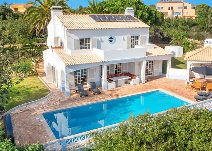 Spacious Swimming Pool By Hostwise *